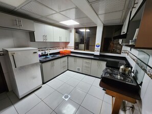 Fridge, cookware/dishes/utensils, dining tables - Large, Strategic, Central and Secure (La Paz)