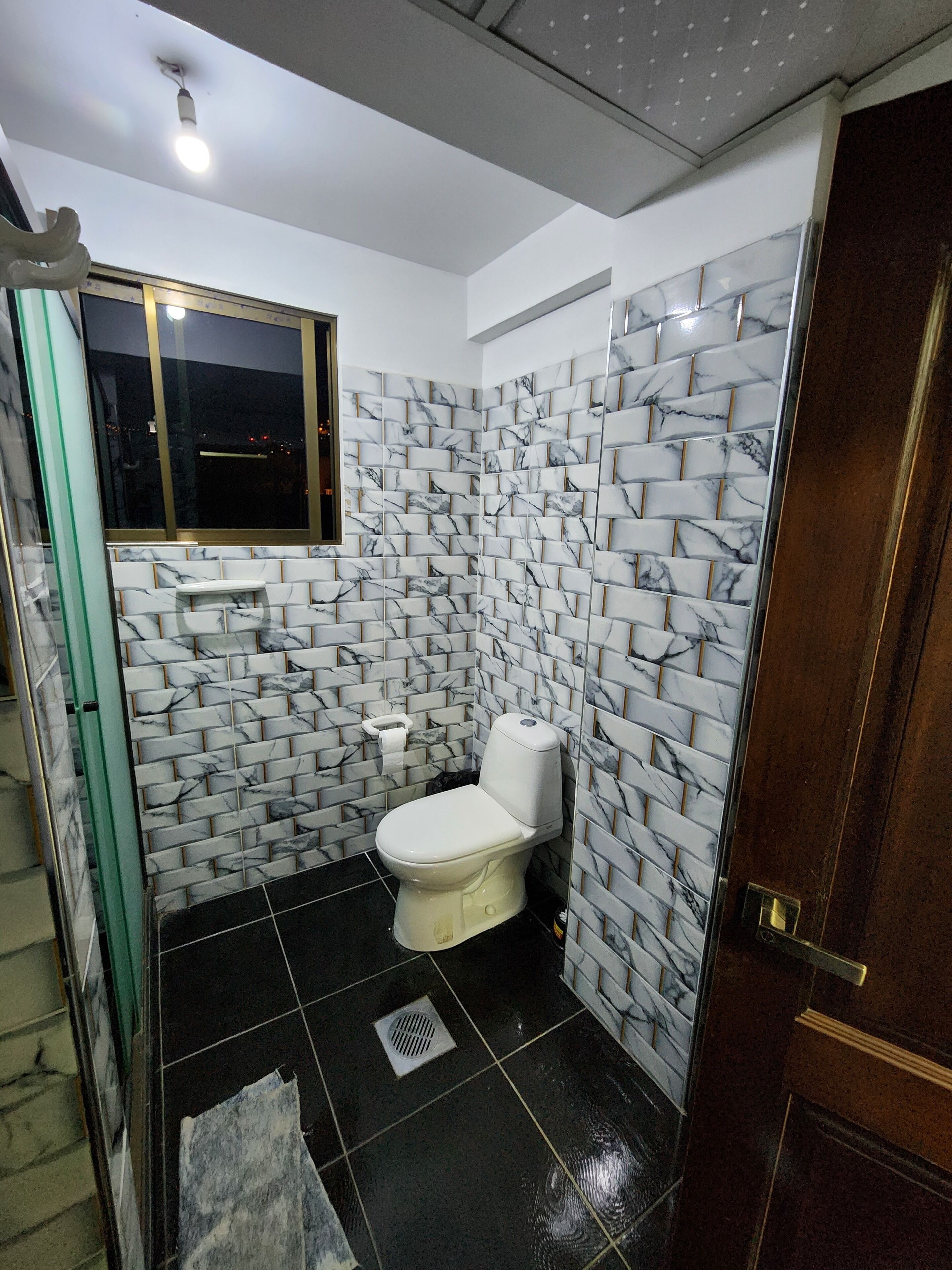 Secadora de cabello, toallas, papel de baño 