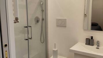 Dusche, Whirlpool, Haartrockner, Bidet