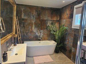 Haartrockner, Handtücher, Seife, Toilettenpapier
