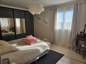 4 Schlafzimmer, Schreibtisch, Bügeleisen/Bügelbrett, WLAN