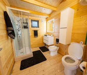 Dusj, hårføner, bidé og håndklær