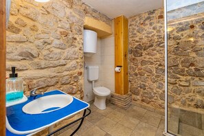 Haartrockner, Handtücher, Toilettenpapier