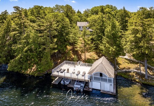 7 bed 4 bath cottage with 300ft waterfront on Lake Rosseau