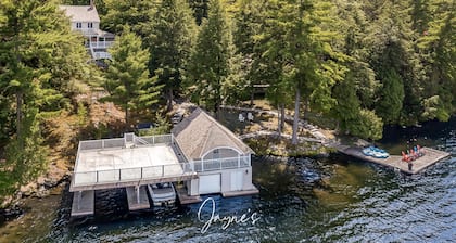 7 bed 4 bath cottage with 300ft waterfront on Lake Rosseau