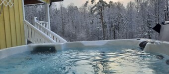 private wellness house med private outside jacuzzi, sauna, massagechair and gym