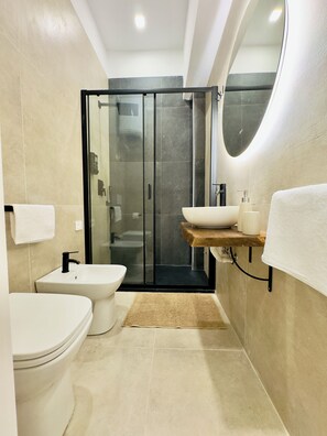 Dusch, hårtork, bidé och handdukar