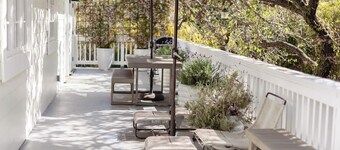 Walkable to Butterfly Beach Upper Cottage