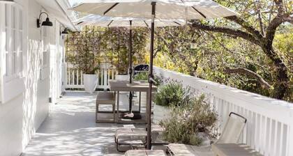 Walkable to Butterfly Beach Upper Cottage