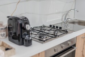 Fridge, oven, stovetop, coffee/tea maker