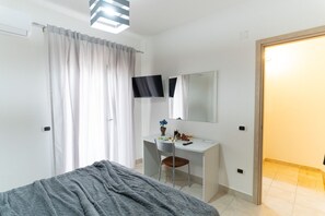 2 bedrooms, desk, WiFi, bed sheets