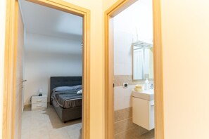 2 bedrooms, desk, WiFi, bed sheets