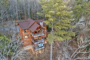Exterior - Spacious 5-bedroom cabin in marvelous Pigeon Forge with AC, WiFi (Pigeon Forge)