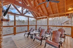 Terrace/patio - Spacious 5-bedroom cabin in marvelous Pigeon Forge with AC, WiFi (Pigeon Forge)