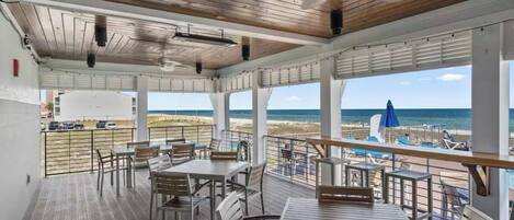 屋外ダイニングエリア