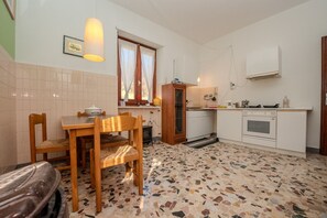 Réfrigérateur, un four, surface de cuisson, cafetière-théière