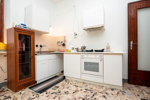 Fridge, oven, stovetop, coffee/tea maker