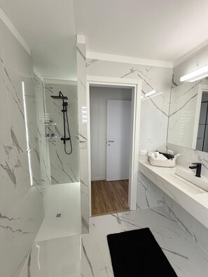 Een haardroger, handdoeken, zeep, toiletpapier