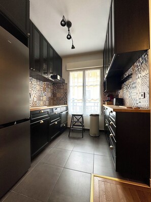 Een koelkast, een microgolfoven, een oven, een kookplaat