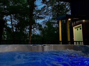 Outdoor spa tub - Modern RRG Cabin | Epic Treetop Views | Hot Tub & Fire Pit (Rogers)