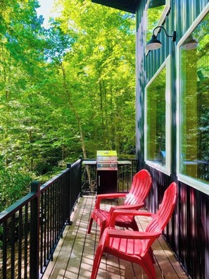 Terrace/patio - Aesthetic RRG Cabin | Hot Tub |Girl's Trip Approved (Rogers)