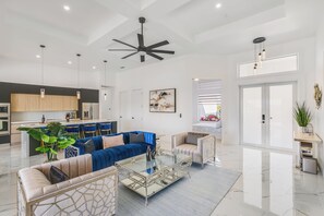 Smart TV, fireplace - Charming 4-bedroom villa with AC &Heated Saltwater Pool in peaceful Cape Coral (Cape Coral)