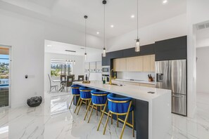 Fridge, microwave, oven, stovetop - Charming 4-bedroom villa with AC &Heated Saltwater Pool in peaceful Cape Coral (Cape Coral)