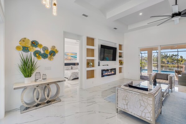 Smart TV, fireplace - Charming 4-bedroom villa with AC &Heated Saltwater Pool in peaceful Cape Coral (Cape Coral)