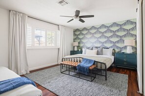 4 Schlafzimmer, Schreibtisch, Bügeleisen/Bügelbrett, Reisekinderbett