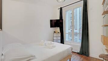 2 bedrooms, laptop workspace, bed sheets