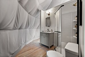 Hair dryer, towels, soap, shampoo - "Sunrise Summit" - Overlook Dome 004 in RRG (Stanton)