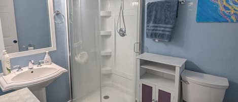 Serviettes fournies, savon, papier de toilette