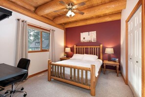 5 quartos, escrivaninha, ferros/tábuas de passar roupa, berço de viagem