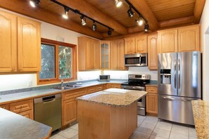 Fridge, microwave, oven, stovetop - Best Family Vacation Rental in Shuswap (Scotch Creek)