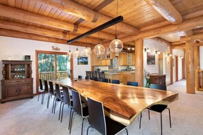 Dining - Best Family Vacation Rental in Shuswap (Scotch Creek)