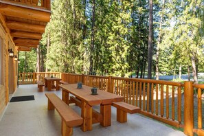 Outdoor dining - Best Family Vacation Rental in Shuswap (Scotch Creek)