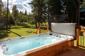 Outdoor spa tub - Best Family Vacation Rental in Shuswap (Scotch Creek)