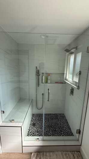 Handtücher, Seife, Toilettenpapier