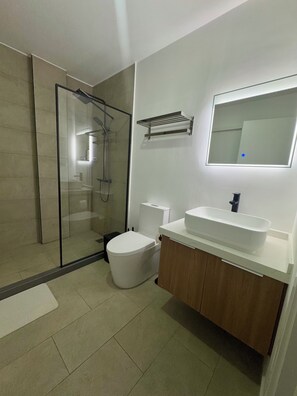 Shower, hair dryer, towels, soap - Cozy, modern, chic 1-bedroom apartment with AC, rooftop pool and gym in Kingston (Kingston)