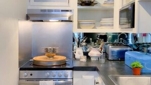 Kaffetrakter/tekoker, kjøleskap, mikrobølgeovn og ovn