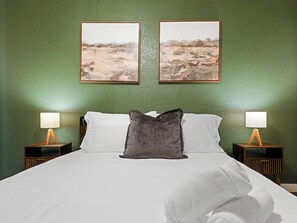 4 bedrooms, desk, iron/ironing board, free WiFi - Botanical Oasis Near River Walk (San Antonio)