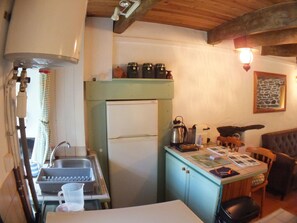Een koelkast, een magnetron, een oven, een kookplaat