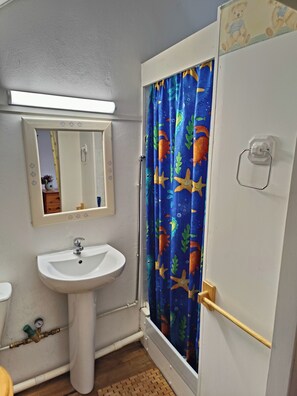 Dusche, Haartrockner, Handtücher, Seife