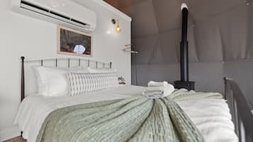 1 dormitorio, tabla de planchar con plancha, wifi y ropa de cama