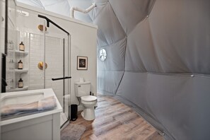 Haartrockner, Handtücher, Seife, Toilettenpapier