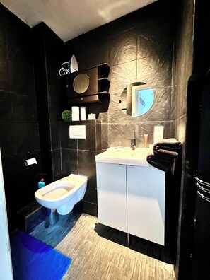 Bathroom - Spacious Family Apartment Midi (Brussels)