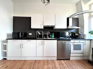 Apartment, City View | Private kitchen | Electric kettle