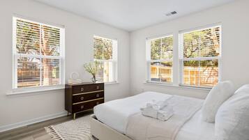 4 bedrooms, iron/ironing board, WiFi, bed sheets