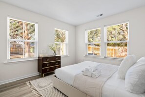 4 bedrooms, iron/ironing board, WiFi, bed sheets