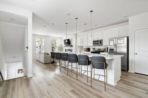 Geladeira, micro-ondas, fogão, cooktop